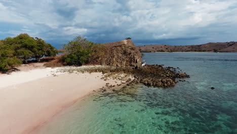 Aerial-drone-view-over-a-boat-at-a-beach,-in-Komodo-national-park,-Labuan-Bajo,-Indonesia