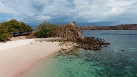 vista aérea de drones sobre un bote en una playa, en el parque nacional de komodo, labuan bajo, indonesia