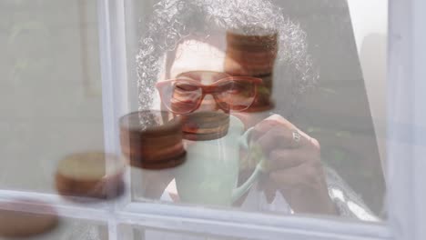 animación de pilas de monedas sobre una mujer mayor preocupada bebiendo té en casa