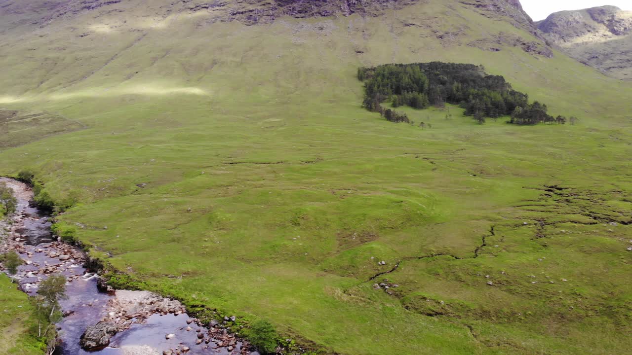 Rapida panoramica aerea con drone a bassa quota con movimento a sinistra vicino a Glencoe e Glen Etive. Dalness, Ballachulish. Location di James Bond Skyfall. 56.619531, -4.930897