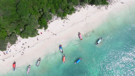 Schöne-Drohnenaufnahme-Des-Weißen-Sandstrands-Und-Des-Türkisfarbenen-Meeres-In-Sansibar-An-Einem-Sonnigen-Tag