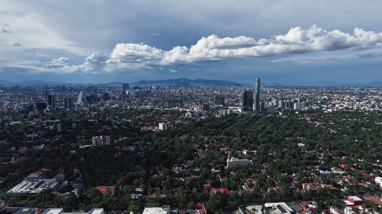 Meksika Şehri üzerindeki bulutların hareketini yakalayan bir drone'dan hyperlapse
