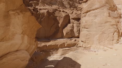vista inclinada del cañón de color rocoso en el sur del sinaí, egipto, en un día soleado