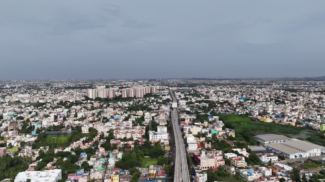 Vista aerea del tracciato della metropolitana di Chennai che si innalza bruscamente su un'area congestionata, i tratti altamente impegnativi vicino a Kumananchavadi e Karayanchavadi. Il ponte più alto raggiunge i 25 metri da terra
