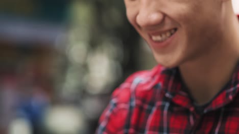 espectáculos de video de mano de un joven vietnamita con teléfono móvil