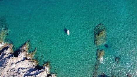 Relajación-En-Yate-En-Aguas-Cristalinas-De-Color-Turquesa-En-La-Playa-En-El-Sur-De-España,-En-Murcia