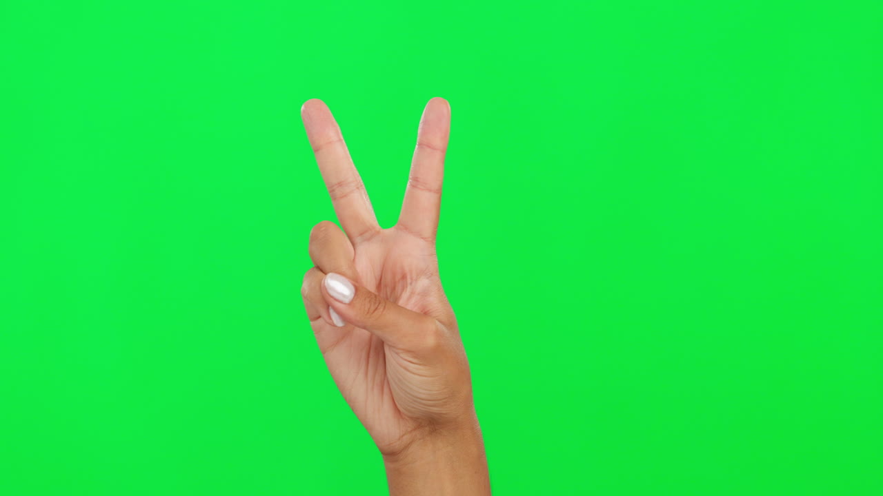 manos, la paz o el signo v y una persona en verde