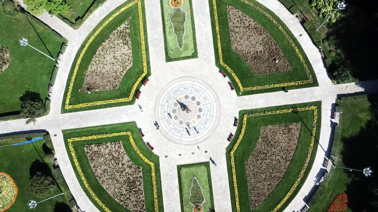 낙타 의 동상 이 있는 공원 의 둥근 골목