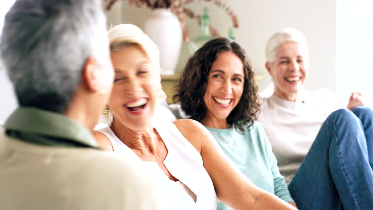 친구 들 이 함께 웃고 있다