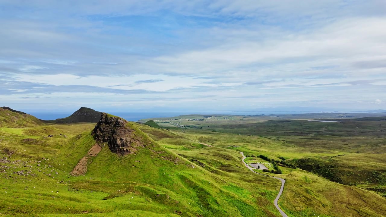 Smuk udsigt over en fantastisk grøn dal set fra Quiraing-bjerget på Isle of Skye, Skotland på en solrig sommerdag.