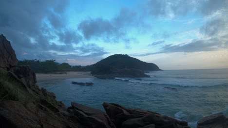 Time-lapse-of-a-sunset-on-a-cloudy-day-at-Trindade-beach,-Rio-de-Janeiro,-Brazil