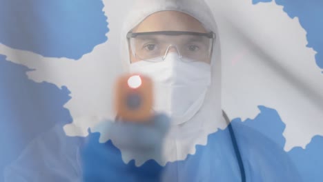 la antártida agitando contra el científico masculino que tiene una pistola de temperatura