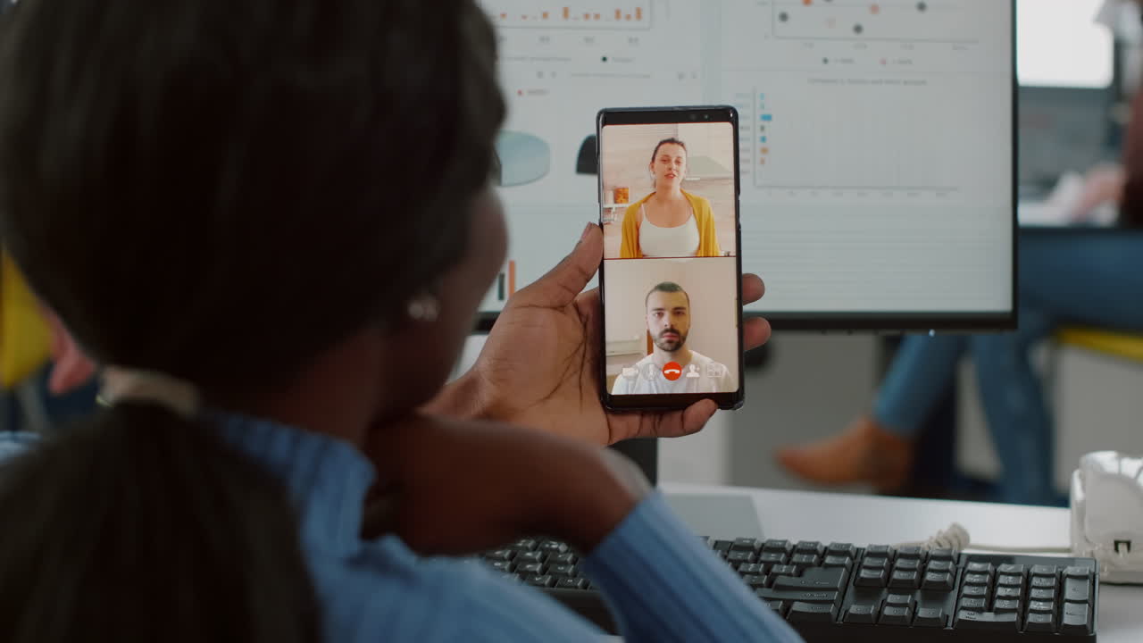 gerente africano inválido discapacitado hablando en videollamada con amigos