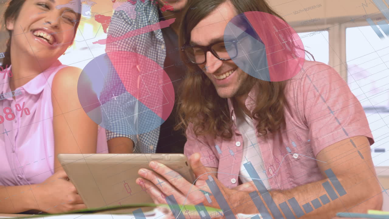 animación de diversos datos y gráficos sobre trabajadoras y trabajadores felices y diversos que usan tablets