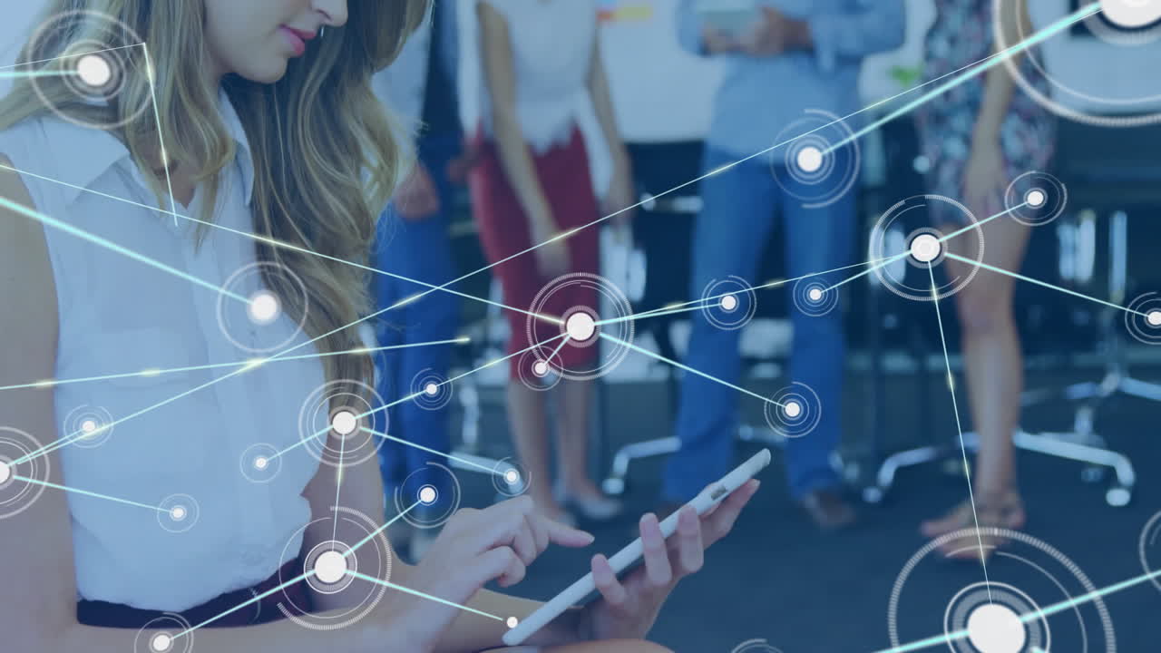 animación de la red de conexiones entre diversas personas de negocios en la oficina