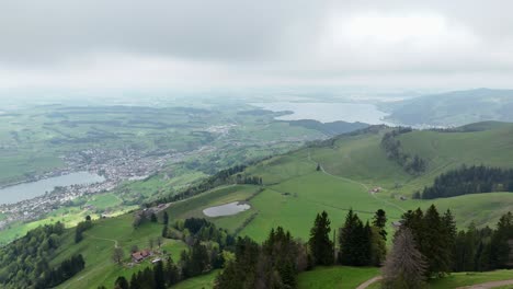 Toma-Aérea-Amplia-De-Küssnacht-En-El-Lago-De-Lucerna-Y-El-Lago-De-Zug-Al-Fondo