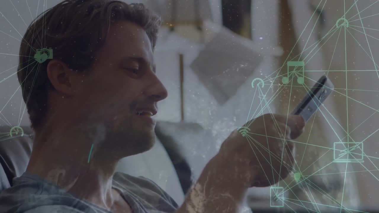 animación de iconos de los medios sobre un empresario caucásico que usa un teléfono inteligente