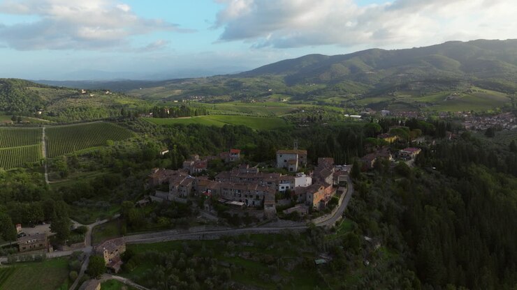 Antico borgo isolato di Montefioralle vicino a Greve in Chianti, Toscana, Italia. Ripresa aerea con drone