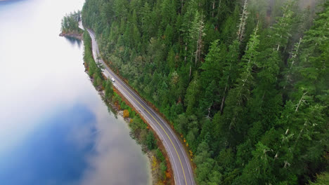 Wunderschöne-Küstenstraße-Entlang-Der-Flussuferlinie-Durch-Kiefernwaldberge-In-Der-Region-Port-Alberni,-Britisch-Kolumbien,-Kanada,-Luftaufnahme