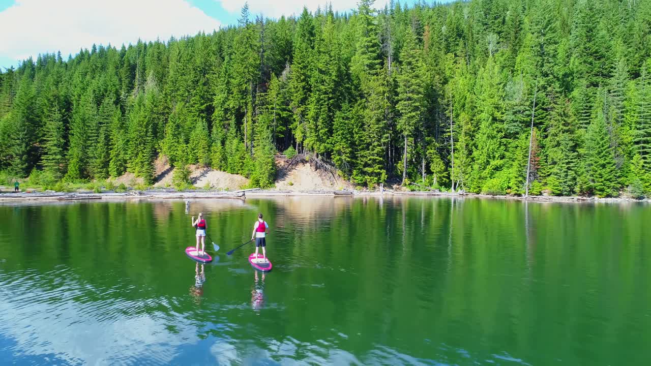 на пару стоять на гребной доске гребли в реке 4k