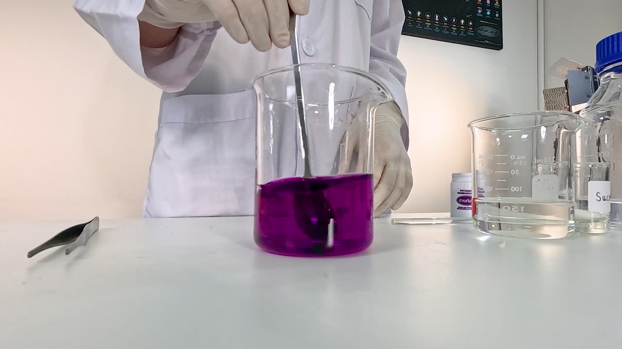 demostración de cambio de color en la reacción química