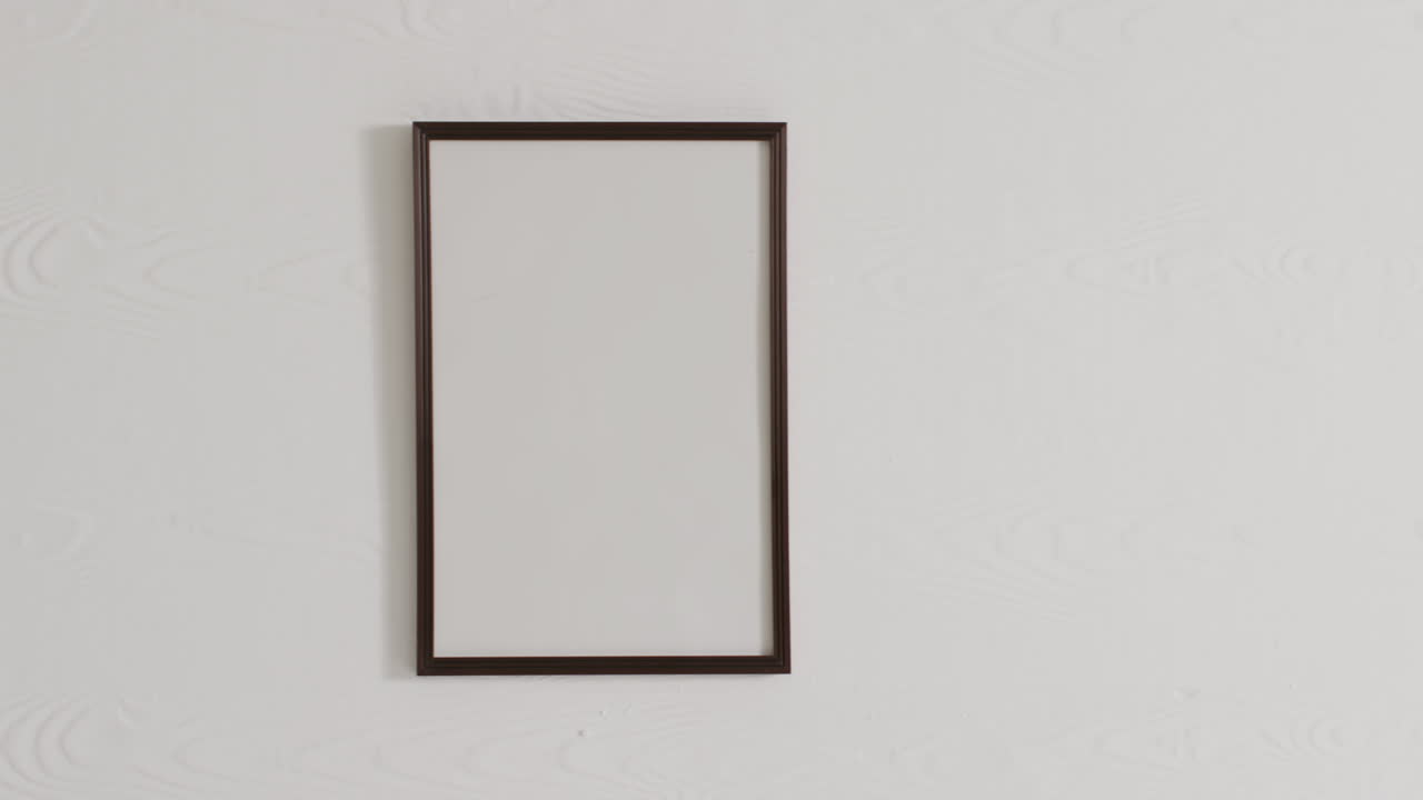 marco negro con espacio de copia en fondo blanco contra una pared blanca