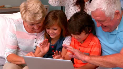 familia haciendo un video chat