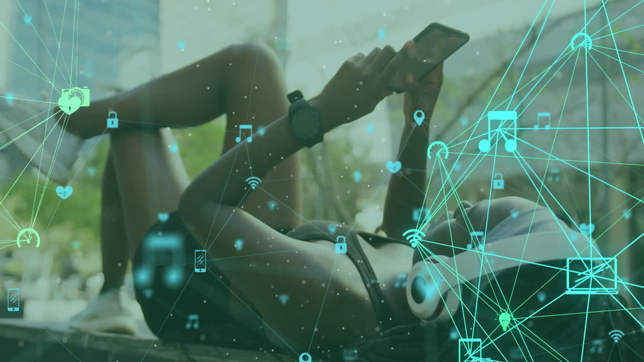 스마트 폰을 사용하는 두 인종의 여성에 대한 미디어 아이콘의 애니메이션