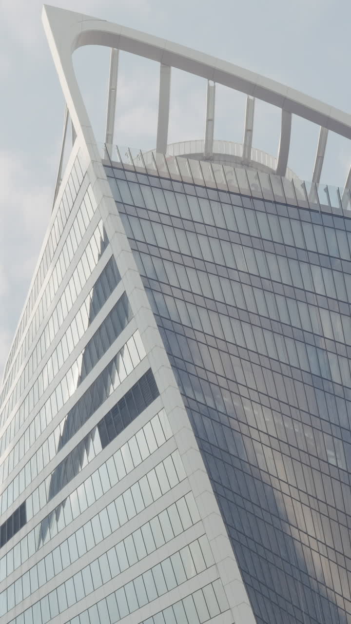 fachada moderna de un rascacielos