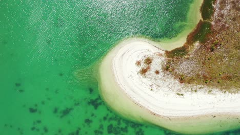 Hermosa-Textura-Marina-Con-Patrones-De-Arrecifes-De-Coral-Bajo-El-Agua-Esmeralda-Tranquila-De-La-Laguna-Turquesa-Que-Refleja-Los-Rayos-Soleados-En-Las-Bermudas