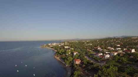 Küstenstadtszene-Mit-Blauem-Meer,-Luftaufnahme-Des-Strandes-Von-Trikorfo,-Griechenland