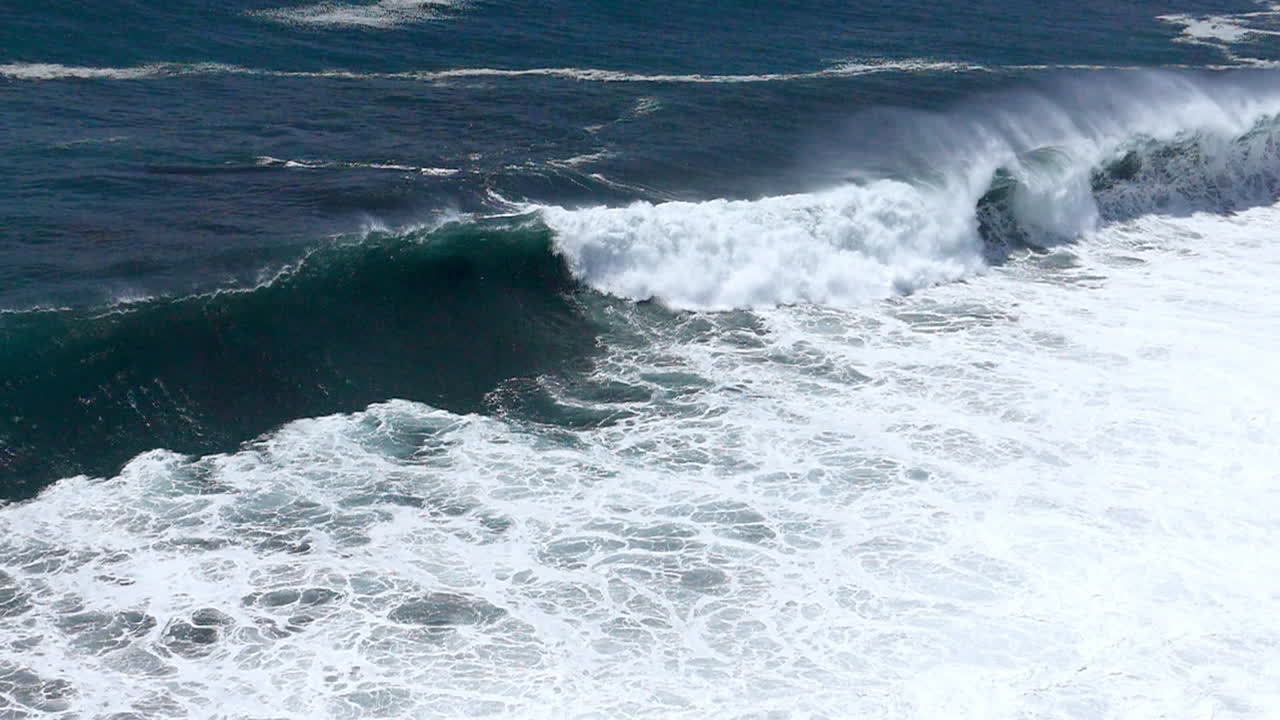 las poderosas olas del océano