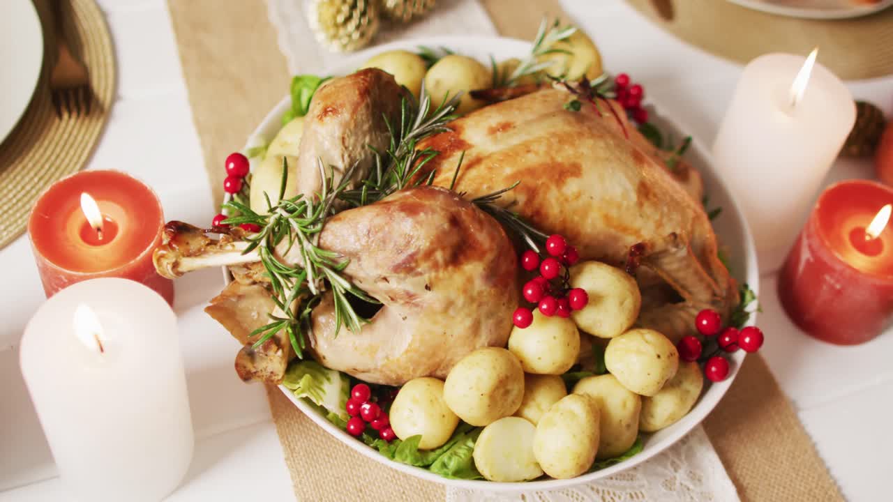 Video di vassoio con tacchino arrosto, candele, piatti e tavolo decorato per la cena del Ringraziamento