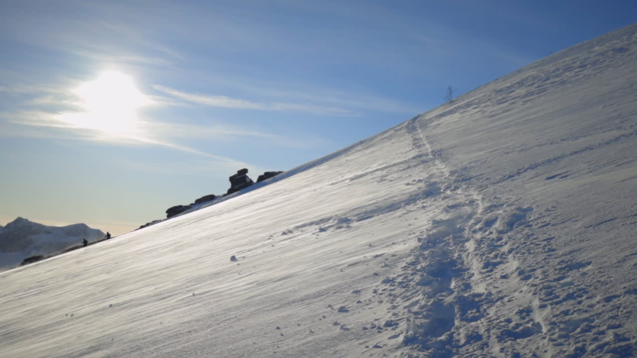 인적이 드문 산꼭대기로 이어지는 눈 덮인 등산로