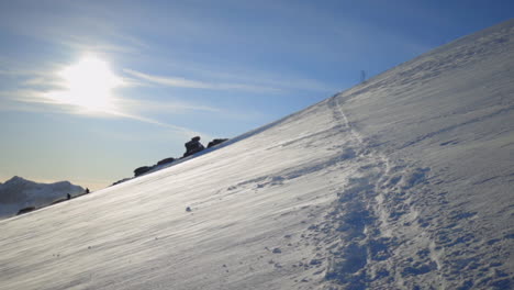 Una-Ruta-De-Senderismo-Nevada-Que-Conduce-A-La-Cima-De-Una-Montaña-Sin-Gente