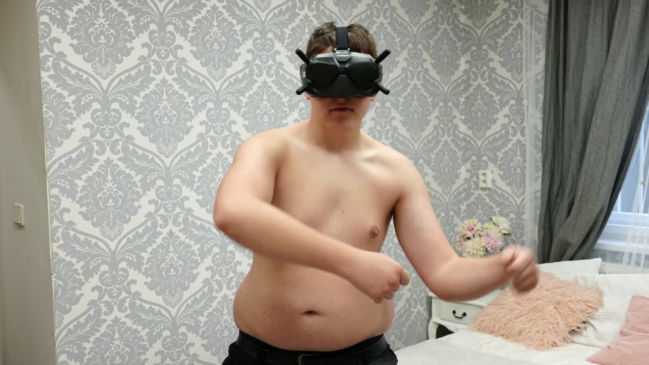 머리에 vr 고글 헤드셋, 슬로우 모션으로 액션 비디오 게임을 하는 절반 벌거벗은 과체중 남성