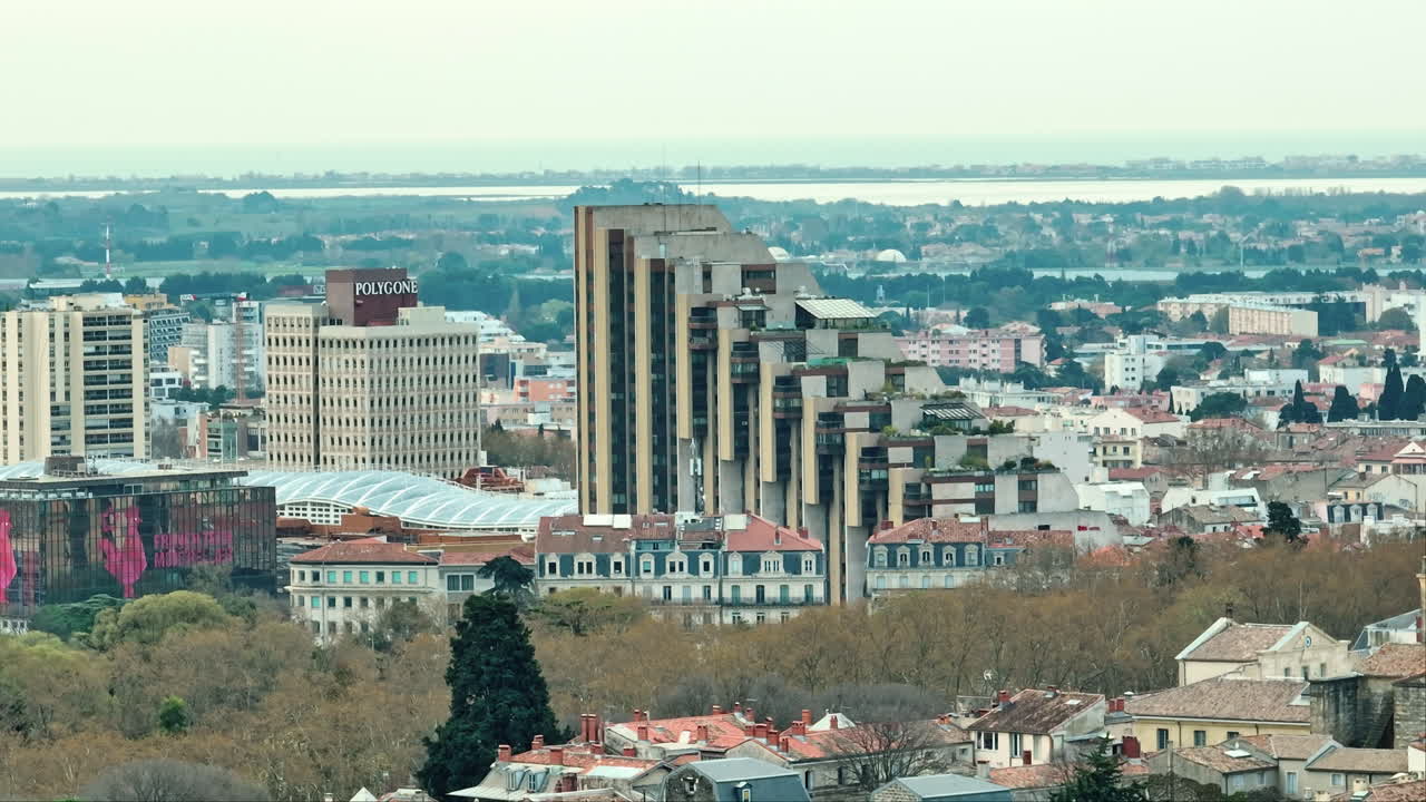 взгляд в небо, захватывающий смесь священных и жилых сооружений монпелье