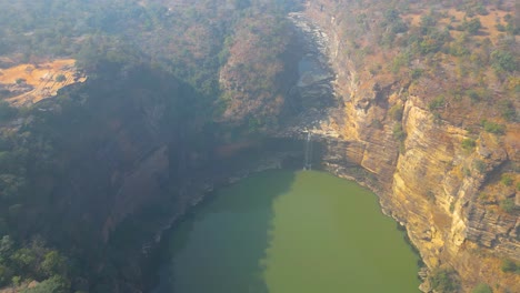 Las-Cascadas-Rajdari-Y-Devdari-Están-Ubicadas-Dentro-Del-Exuberante-Y-Verde-Santuario-De-Vida-Silvestre-De-Chandraprabha,-Vista-Desde-Un-Dron