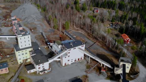 fotografía de un dron de una antigua instalación minera en suecia