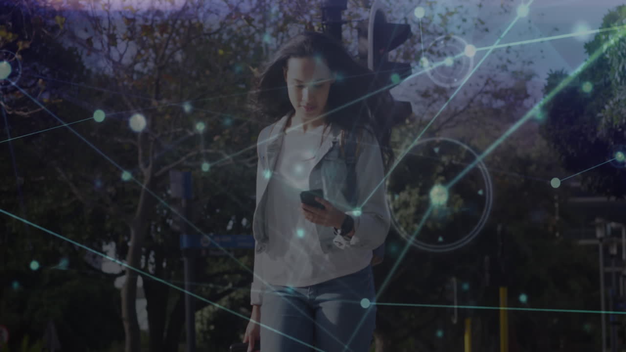 animación de una red de conexiones a través de una mujer biracial usando un teléfono inteligente