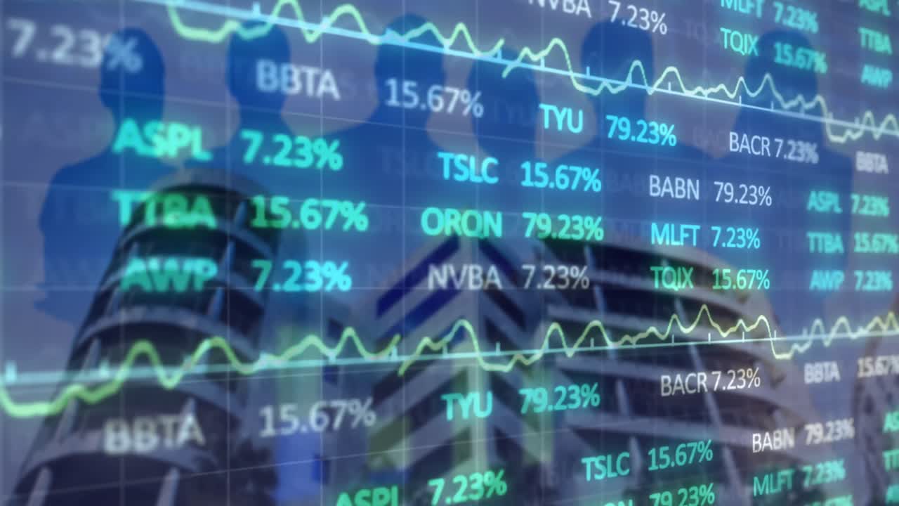 animación del procesamiento de datos del mercado de valores sobre siluetas de hombres de negocios contra edificios altos.
