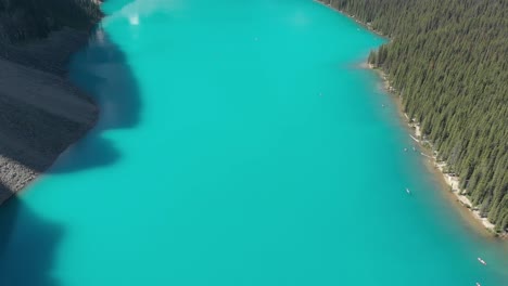 vuelo aéreo del hermoso lago y las montañas, lago louise, vista aérea del parque nacional de banff