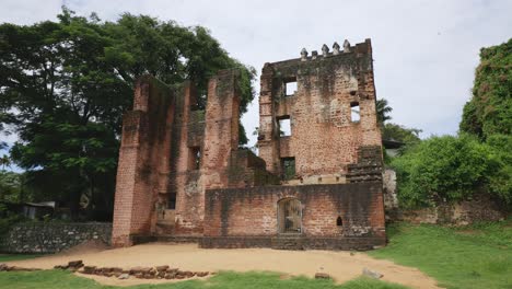 Tilt-down-to-the-ruins-of-a-Portuguese-colonial-fort-in-Kerala,-India