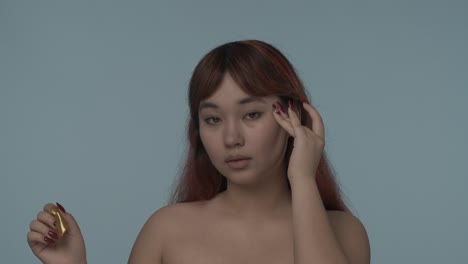 금색 얼굴 마스크를 착용하는 여성