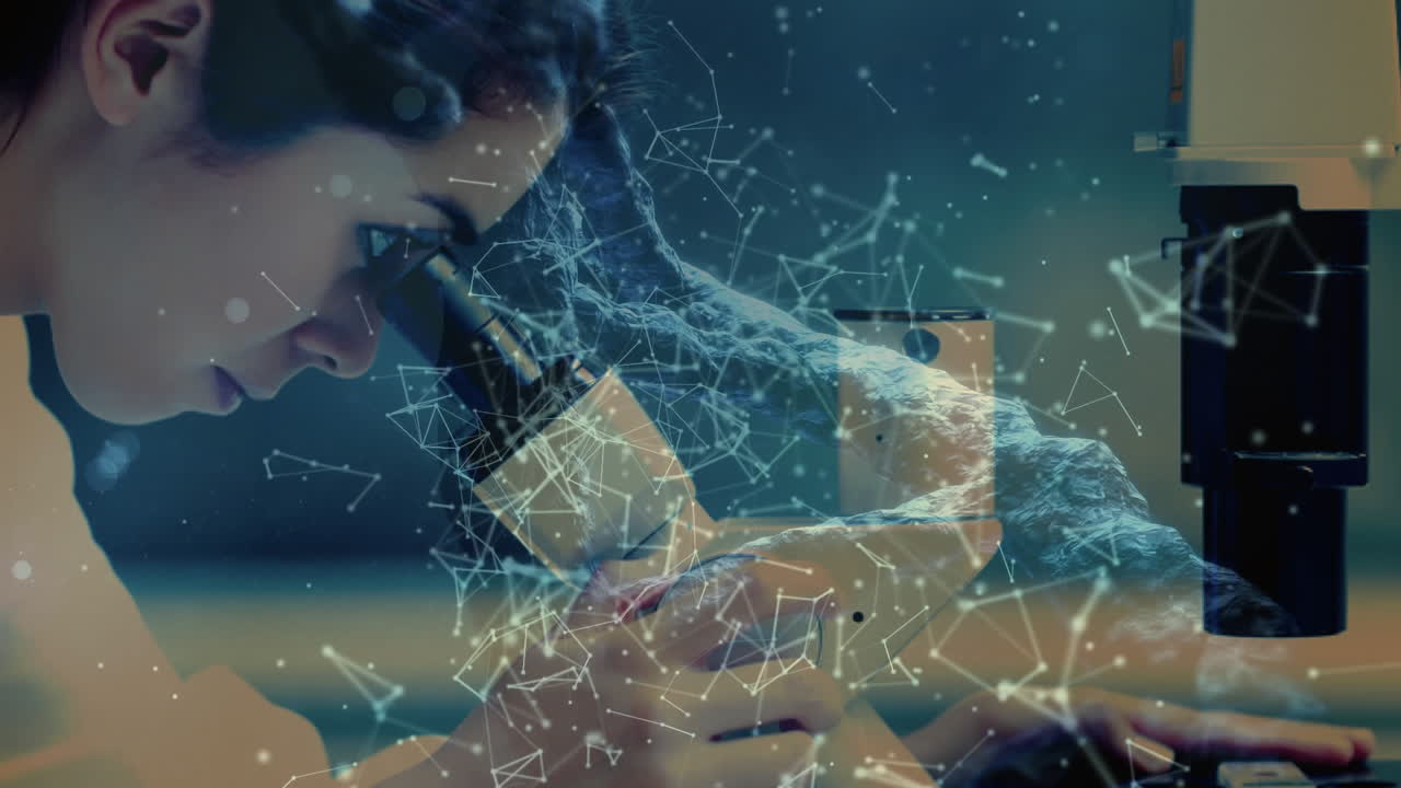 과학 구성 여성은 애니메이션 연결 된 t와 결합 된 현미경으로보고 있습니다.