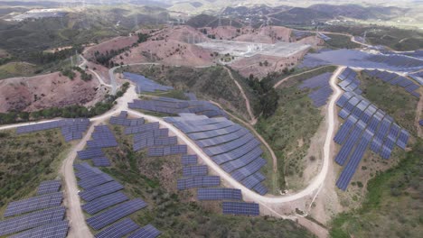 Antena-Sobre-Una-Gran-Planta-Solar-Fotovoltaica,-Concepto-De-Energía-Verde,-Calentamiento-Global