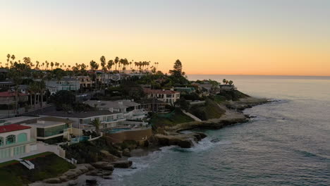 vista aérea de la playa de windansea en la jolla california con costosas casas costeras