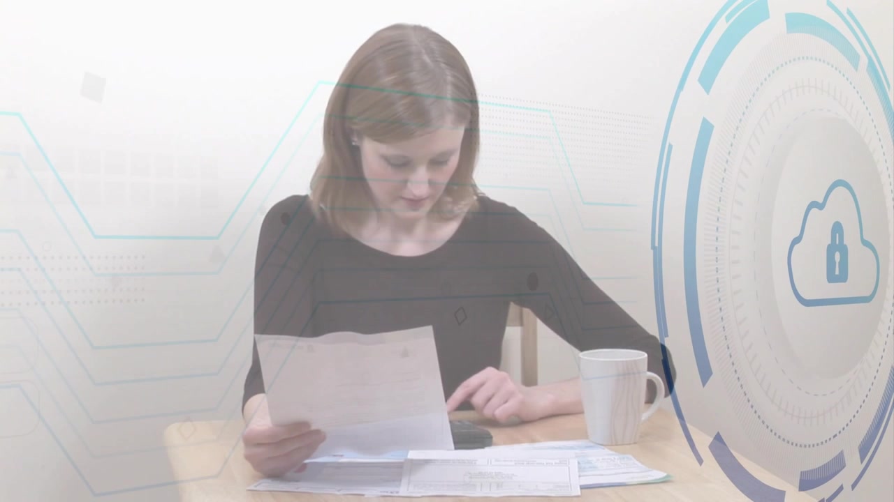 Donna che legge bollette, toccando un dispositivo mentre linee di circuito e un lucchetto cloud si animano per la sicurezza finanziaria