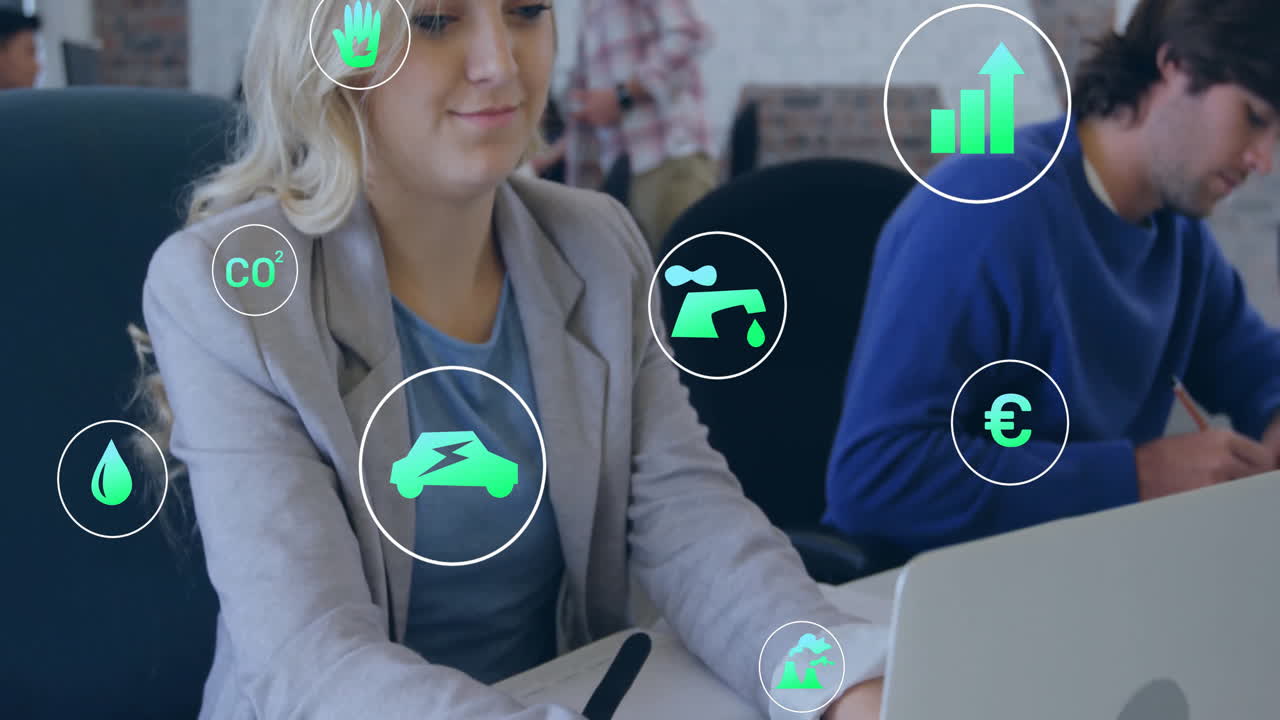 animación de iconos ecológicos y procesamiento de datos sobre diversas personas de negocios en la oficina