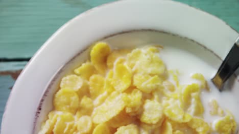 Breakfast-cereals-in-bowl-on-wooden-table-4k